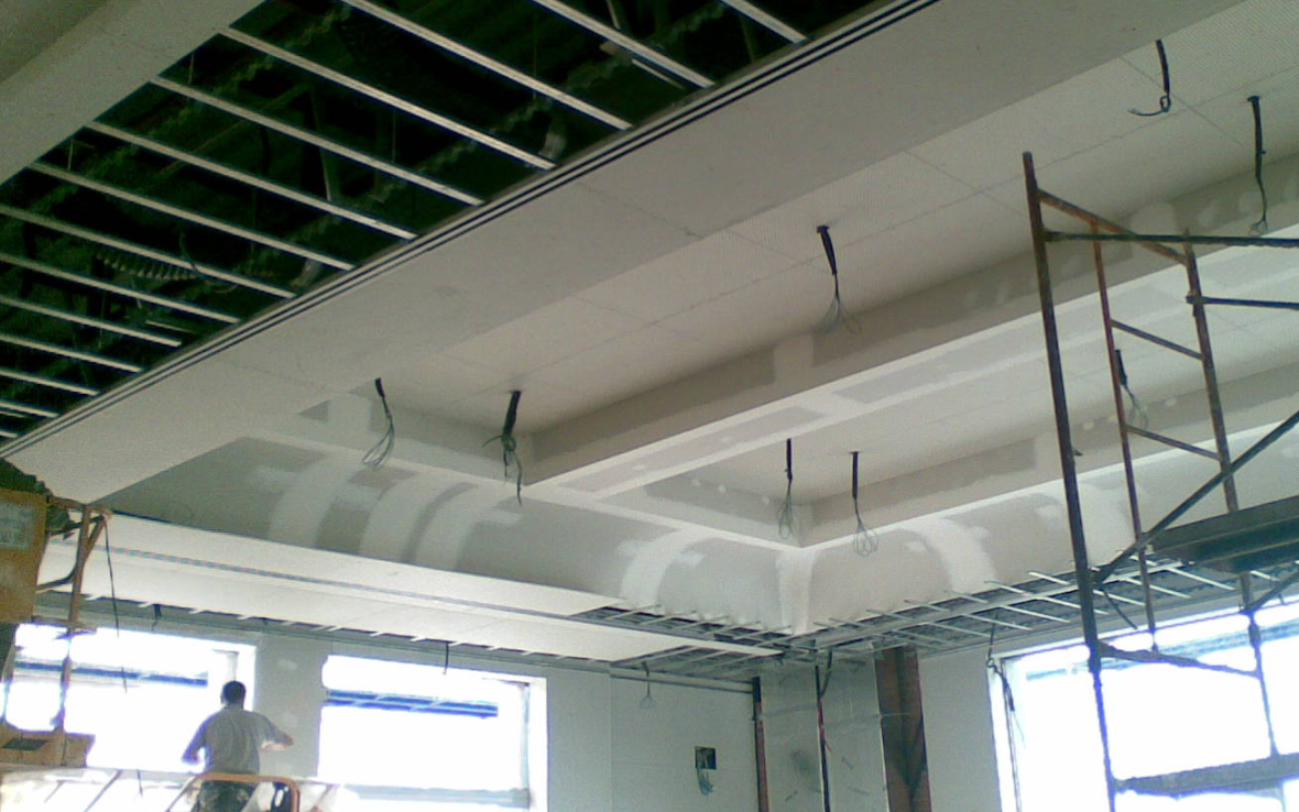 ATEDY publica comunicado sobre instalación de techos suspendidos en condiciones de semi-intemperie
